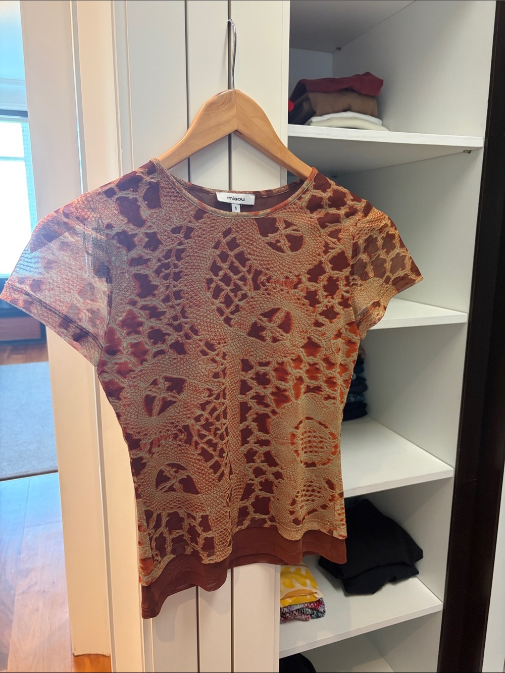 Miaou mess short sleeve top brown with yellow design